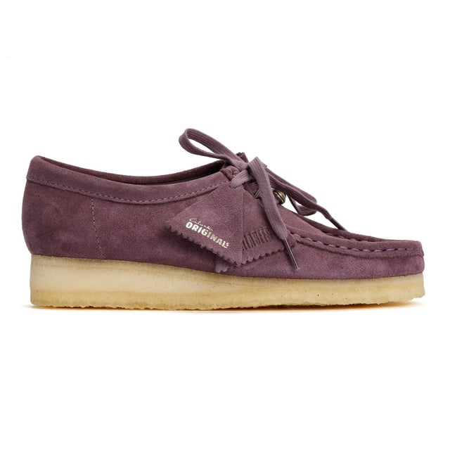 Der im Jahr 1964 eingeführte, von Mokassins inspirierte Wallabee mit seinen sauberen und einfachen Linien ist zu einem ikonischen Design von Clarks geworden. Hergestellt aus hochwertigem Wildleder, verfügt er über eine Schnürung und eine markante kontrastierende Kreppsohle.