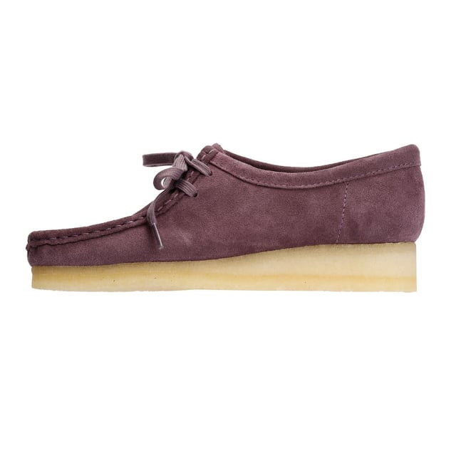 Der im Jahr 1964 eingeführte, von Mokassins inspirierte Wallabee mit seinen sauberen und einfachen Linien ist zu einem ikonischen Design von Clarks geworden. Hergestellt aus hochwertigem Wildleder, verfügt er über eine Schnürung und eine markante kontrastierende Kreppsohle.