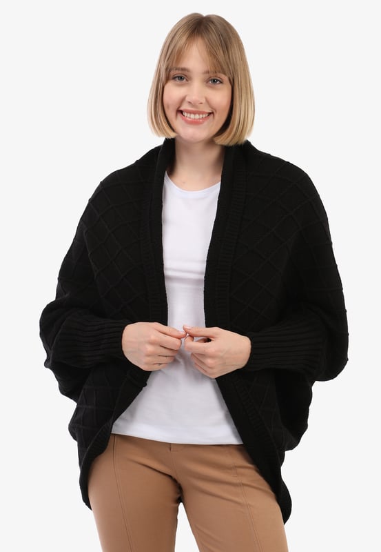 Dieser Damen-Cardigan mit Fledermausärmeln von Felix Hardy vereint Stil und Komfort auf mühelose Weise. Er besteht aus einer Mischung aus 90 % weichem Acryl und 10 % Wolle und bietet Wärme und ein leichtes Tragegefühl. Das weiche Acryl sorgt für ein angenehmes Gefühl auf der Haut, während die Wolle natürliche Wärme und Strapazierfähigkeit verleiht. Das Fledermausärmel-Design sorgt für einen modernen Look und eine lockere Passform, die den ganzen Tag über Bewegungsfreiheit bietet. Die klaren Linien und die sorgfältig verarbeiteten Bündchen und Säume tragen zu einem eleganten und stilvollen Erscheinungsbild bei.  Dieser vielseitige Cardigan ist in verschiedenen Farben erhältlich und lässt sich leicht mit verschiedenen Kleidungsstücken kombinieren, von lässigen Jeans und Leggings bis hin zu eleganteren Kleidern. Er eignet sich perfekt für eine Vielzahl von Anlässen und ermöglicht es Ihnen, Ihren Stil mühelos zum Ausdruck zu bringen.  Um die Qualität dieses Cardigans zu erhalten, wird empfohlen, ihn von Hand oder im Schonwaschgang mit warmem Wasser zu waschen. Bei niedriger Temperatur bügeln, nicht im Wäschetrockner trocknen und nicht bleichen. Der Felix Hardy Damen-Cardigan mit Fledermausärmeln ist ein Must-have, das Komfort und zeitgemäßes Design perfekt vereint und somit ideal für jede Garderobe ist.