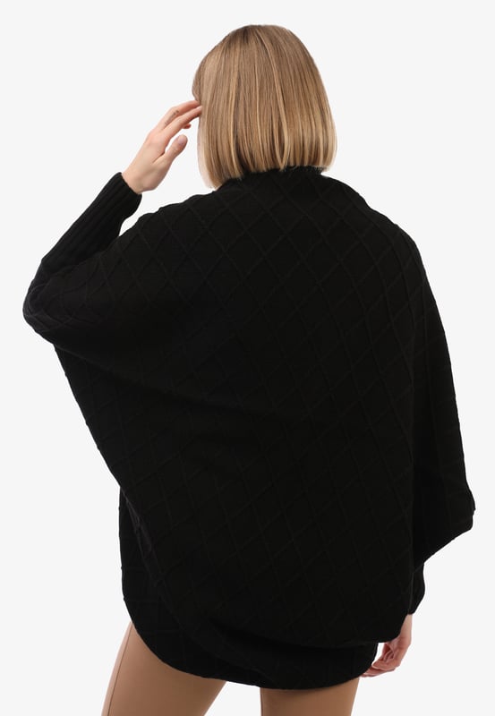 Dieser Damen-Cardigan mit Fledermausärmeln von Felix Hardy vereint Stil und Komfort auf mühelose Weise. Er besteht aus einer Mischung aus 90 % weichem Acryl und 10 % Wolle und bietet Wärme und ein leichtes Tragegefühl. Das weiche Acryl sorgt für ein angenehmes Gefühl auf der Haut, während die Wolle natürliche Wärme und Strapazierfähigkeit verleiht. Das Fledermausärmel-Design sorgt für einen modernen Look und eine lockere Passform, die den ganzen Tag über Bewegungsfreiheit bietet. Die klaren Linien und die sorgfältig verarbeiteten Bündchen und Säume tragen zu einem eleganten und stilvollen Erscheinungsbild bei.  Dieser vielseitige Cardigan ist in verschiedenen Farben erhältlich und lässt sich leicht mit verschiedenen Kleidungsstücken kombinieren, von lässigen Jeans und Leggings bis hin zu eleganteren Kleidern. Er eignet sich perfekt für eine Vielzahl von Anlässen und ermöglicht es Ihnen, Ihren Stil mühelos zum Ausdruck zu bringen.  Um die Qualität dieses Cardigans zu erhalten, wird empfohlen, ihn von Hand oder im Schonwaschgang mit warmem Wasser zu waschen. Bei niedriger Temperatur bügeln, nicht im Wäschetrockner trocknen und nicht bleichen. Der Felix Hardy Damen-Cardigan mit Fledermausärmeln ist ein Must-have, das Komfort und zeitgemäßes Design perfekt vereint und somit ideal für jede Garderobe ist.
