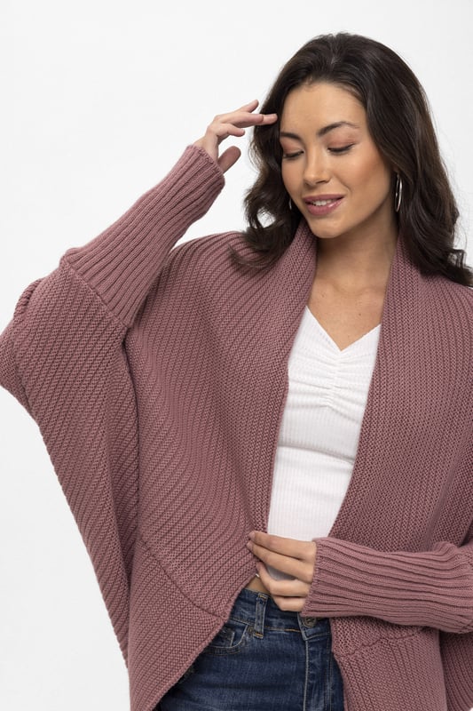 Dieser Damen-Cardigan mit Fledermausärmeln von Felix Hardy vereint Stil und Komfort auf mühelose Weise. Er besteht aus einer Mischung aus 90 % weichem Acryl und 10 % Wolle und bietet Wärme und ein leichtes Tragegefühl. Das weiche Acryl sorgt für ein angenehmes Gefühl auf der Haut, während die Wolle natürliche Wärme und Strapazierfähigkeit verleiht. Das Fledermausärmel-Design sorgt für einen modernen Look und eine lockere Passform, die den ganzen Tag über Bewegungsfreiheit bietet. Die klaren Linien und die sorgfältig verarbeiteten Bündchen und Säume tragen zu einem eleganten und stilvollen Erscheinungsbild bei.  Dieser vielseitige Cardigan ist in verschiedenen Farben erhältlich und lässt sich leicht mit verschiedenen Kleidungsstücken kombinieren, von lässigen Jeans und Leggings bis hin zu eleganteren Kleidern. Er eignet sich perfekt für eine Vielzahl von Anlässen und ermöglicht es Ihnen, Ihren Stil mühelos zum Ausdruck zu bringen.  Um die Qualität dieses Cardigans zu erhalten, wird empfohlen, ihn von Hand oder im Schonwaschgang mit warmem Wasser zu waschen. Bei niedriger Temperatur bügeln, nicht im Wäschetrockner trocknen und nicht bleichen. Der Felix Hardy Damen-Cardigan mit Fledermausärmeln ist ein Must-have, das Komfort und zeitgemäßes Design perfekt vereint und somit ideal für jede Garderobe ist.