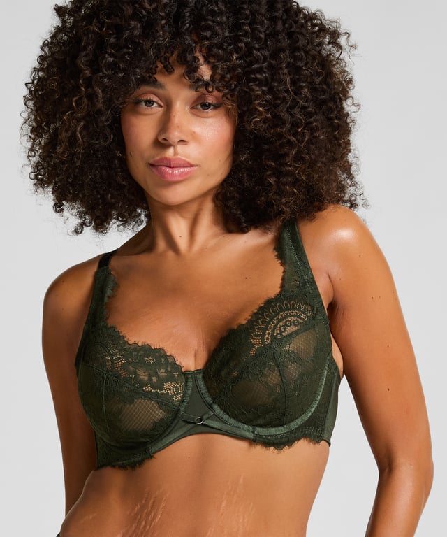 Elegant, ondersteunend en moeiteloos vrouwelijk, onze beugelbh met strikje aan de voorkant is tijdloos met een romantische twist. Hij biedt een zachte lift en vorm dankzij de ondersteunende beugel, zonder dat er vulling nodig is. De voorkant is afgewerkt met een charmant strikje. Perfect om elke dag te dragen of voor speciale momenten waarop je je extra mooi wilt voelen. Combineer met het bijpassende broekje voor een complete look.