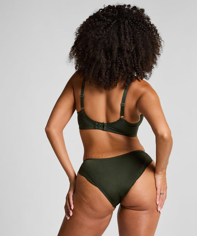 Elegant, ondersteunend en moeiteloos vrouwelijk, onze beugelbh met strikje aan de voorkant is tijdloos met een romantische twist. Hij biedt een zachte lift en vorm dankzij de ondersteunende beugel, zonder dat er vulling nodig is. De voorkant is afgewerkt met een charmant strikje. Perfect om elke dag te dragen of voor speciale momenten waarop je je extra mooi wilt voelen. Combineer met het bijpassende broekje voor een complete look.