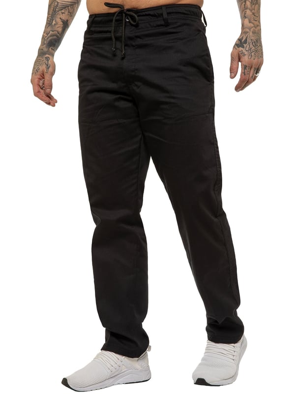 Los pantalones de rugby para hombre con corte relajado ofrecen el equilibrio perfecto entre un estilo sofisticado y comodidad durante todo el día. Confeccionados con una silueta relajada, cuentan con una cintura elástica con cordones interiores para un ajuste seguro y personalizado, además de un cierre con cremallera para mayor facilidad. Dos bolsillos delanteros y dos traseros proporcionan almacenamiento práctico, mientras que botones y remaches de la marca añaden un toque refinado.