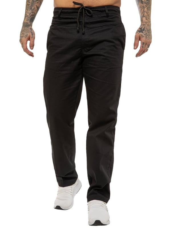 Los pantalones de rugby para hombre con corte relajado ofrecen el equilibrio perfecto entre un estilo sofisticado y comodidad durante todo el día. Confeccionados con una silueta relajada, cuentan con una cintura elástica con cordones interiores para un ajuste seguro y personalizado, además de un cierre con cremallera para mayor facilidad. Dos bolsillos delanteros y dos traseros proporcionan almacenamiento práctico, mientras que botones y remaches de la marca añaden un toque refinado.