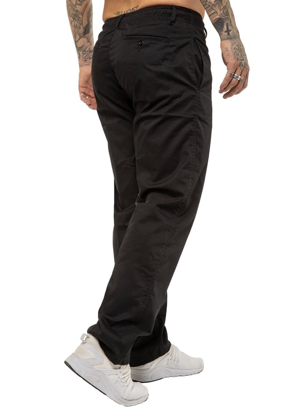 Los pantalones de rugby para hombre con corte relajado ofrecen el equilibrio perfecto entre un estilo sofisticado y comodidad durante todo el día. Confeccionados con una silueta relajada, cuentan con una cintura elástica con cordones interiores para un ajuste seguro y personalizado, además de un cierre con cremallera para mayor facilidad. Dos bolsillos delanteros y dos traseros proporcionan almacenamiento práctico, mientras que botones y remaches de la marca añaden un toque refinado.