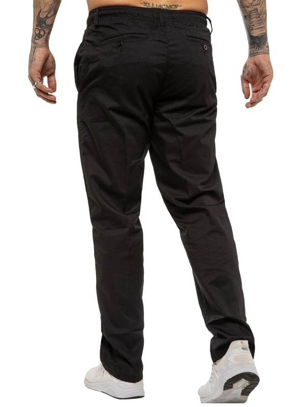 Los pantalones de rugby para hombre con corte relajado ofrecen el equilibrio perfecto entre un estilo sofisticado y comodidad durante todo el día. Confeccionados con una silueta relajada, cuentan con una cintura elástica con cordones interiores para un ajuste seguro y personalizado, además de un cierre con cremallera para mayor facilidad. Dos bolsillos delanteros y dos traseros proporcionan almacenamiento práctico, mientras que botones y remaches de la marca añaden un toque refinado.