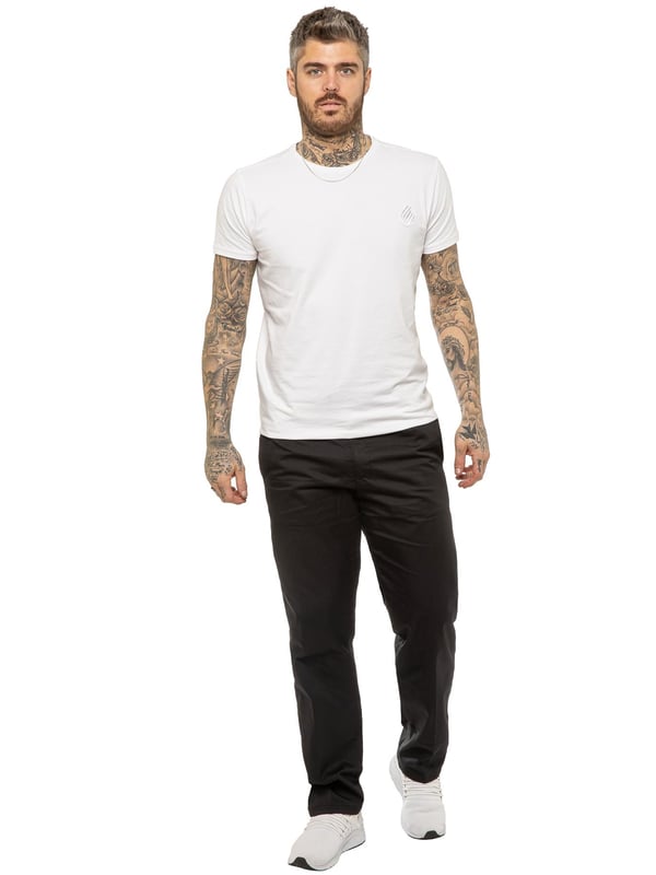 Los pantalones de rugby para hombre con corte relajado ofrecen el equilibrio perfecto entre un estilo sofisticado y comodidad durante todo el día. Confeccionados con una silueta relajada, cuentan con una cintura elástica con cordones interiores para un ajuste seguro y personalizado, además de un cierre con cremallera para mayor facilidad. Dos bolsillos delanteros y dos traseros proporcionan almacenamiento práctico, mientras que botones y remaches de la marca añaden un toque refinado.