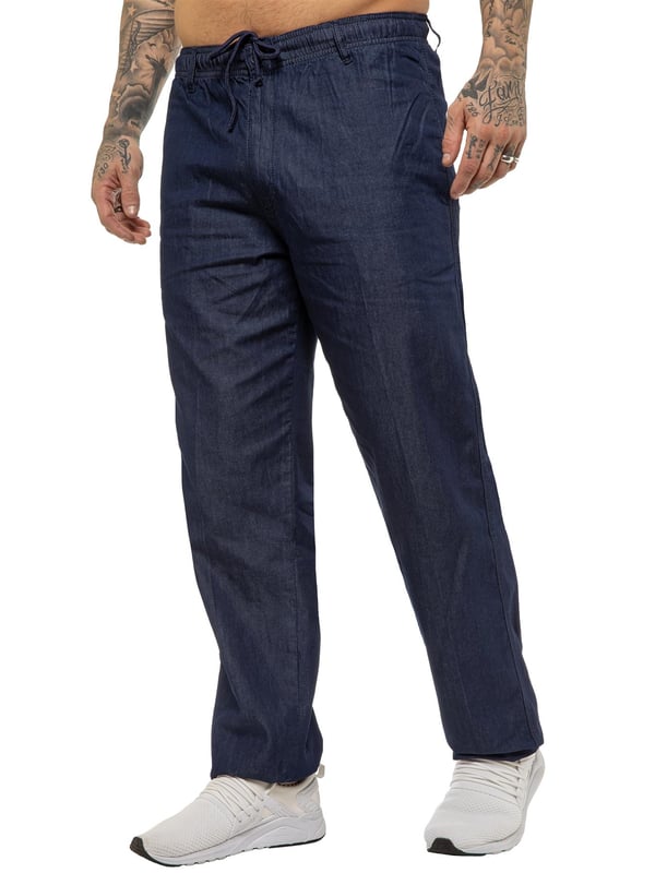 De Relaxed Fit Rugbybroek voor heren biedt de perfecte balans tussen een nette stijl en comfort, de hele dag door. De broek heeft een ontspannen silhouet en een elastische tailleband met trekkoorden aan de binnenkant voor een stevige, persoonlijke pasvorm, samen met een ritssluiting voor meer gemak. Twee zakken aan de voorkant en twee achterzakken zorgen voor praktische opbergruimte.\n 