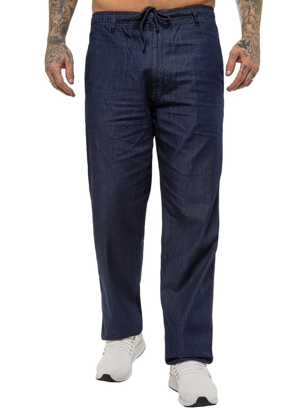 De Relaxed Fit Rugbybroek voor heren biedt de perfecte balans tussen een nette stijl en comfort, de hele dag door. De broek heeft een ontspannen silhouet en een elastische tailleband met trekkoorden aan de binnenkant voor een stevige, persoonlijke pasvorm, samen met een ritssluiting voor meer gemak. Twee zakken aan de voorkant en twee achterzakken zorgen voor praktische opbergruimte.\n 