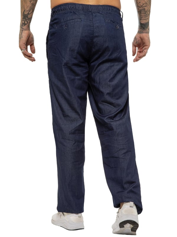 De Relaxed Fit Rugbybroek voor heren biedt de perfecte balans tussen een nette stijl en comfort, de hele dag door. De broek heeft een ontspannen silhouet en een elastische tailleband met trekkoorden aan de binnenkant voor een stevige, persoonlijke pasvorm, samen met een ritssluiting voor meer gemak. Twee zakken aan de voorkant en twee achterzakken zorgen voor praktische opbergruimte.\n 