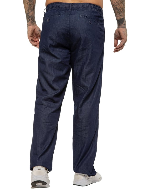 De Relaxed Fit Rugbybroek voor heren biedt de perfecte balans tussen een nette stijl en comfort, de hele dag door. De broek heeft een ontspannen silhouet en een elastische tailleband met trekkoorden aan de binnenkant voor een stevige, persoonlijke pasvorm, samen met een ritssluiting voor meer gemak. Twee zakken aan de voorkant en twee achterzakken zorgen voor praktische opbergruimte.\n 