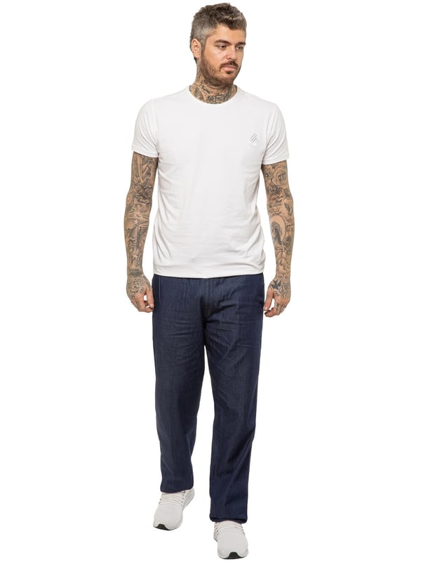 De Relaxed Fit Rugbybroek voor heren biedt de perfecte balans tussen een nette stijl en comfort, de hele dag door. De broek heeft een ontspannen silhouet en een elastische tailleband met trekkoorden aan de binnenkant voor een stevige, persoonlijke pasvorm, samen met een ritssluiting voor meer gemak. Twee zakken aan de voorkant en twee achterzakken zorgen voor praktische opbergruimte.\n 