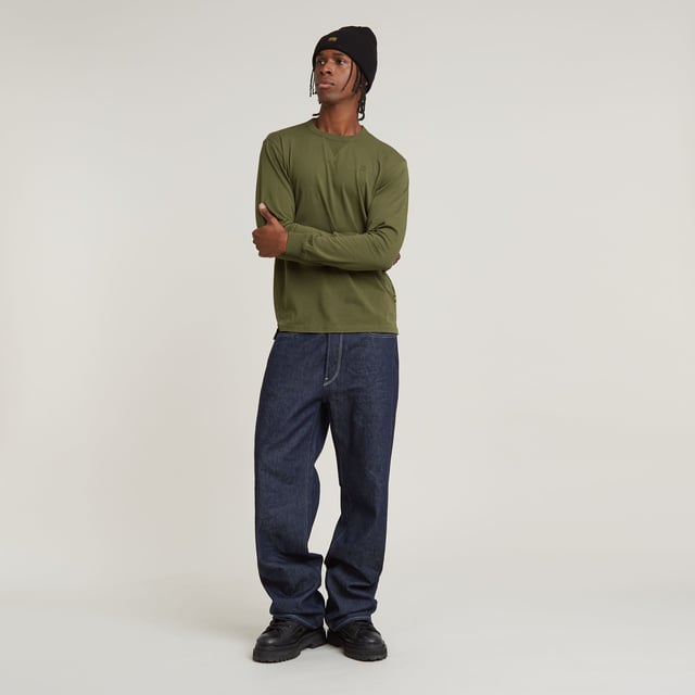 Ribbed neckline and inset. Ribbed cuffs. Side slits. G-Star RAW embroidery at the chest. Woven G-Star Originals label at the lower side seam. No closure. Long sleeved T-shirt Nifous features a straight fit with side slits. The ribbed inset at the front neck adds detail. 100% Organic cotton. Built-in stretch
