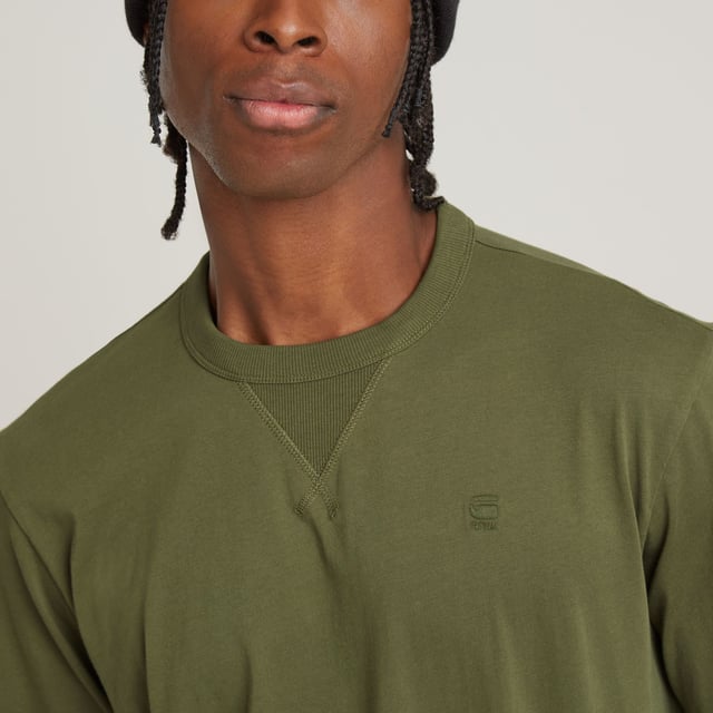 Ribbed neckline and inset. Ribbed cuffs. Side slits. G-Star RAW embroidery at the chest. Woven G-Star Originals label at the lower side seam. No closure. Long sleeved T-shirt Nifous features a straight fit with side slits. The ribbed inset at the front neck adds detail. 100% Organic cotton. Built-in stretch