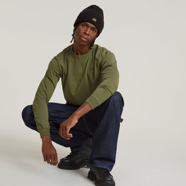 Ribbed neckline and inset. Ribbed cuffs. Side slits. G-Star RAW embroidery at the chest. Woven G-Star Originals label at the lower side seam. No closure. Long sleeved T-shirt Nifous features a straight fit with side slits. The ribbed inset at the front neck adds detail. 100% Organic cotton. Built-in stretch