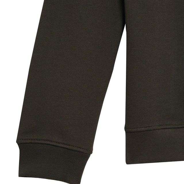 100% Baumwolle. Gewebe: Trikot, gewebter Stoff. Design: Gesticktes Logo, Unifarben. Saum: Anliegend, gerippt. Gewebetechnik: Weich. Rundhalsausschnitt, gerippt. Bündchen: Anliegend, gerippt. Langärmlig. Nähte Detail. Passform: Regulär. Zum Überziehen. 116: 58,42 cm. 128: 63,5 cm. 140: 71,12 cm. 146: 77,5 cm. 164-170: 86,36 cm. 134: 66 cm. 152-158: 81,28 cm. 104: 54,61 cm.