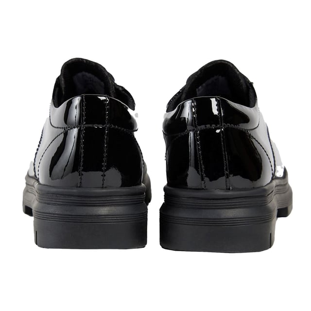 IRENE ist mit einem klassischen Schnürverschluss und einer auffälligen profilierten Gummisohle ausgestattet - für einen schick-legeren Schuh, der absolut modern ist. Zurück zum Lernen, ins Büro oder unterwegs - hier ist Ihr neuer Favorit. Die IRENE ist mit einer gepolsterten Kragenpartie für zusätzlichen Komfort ausgestattet.