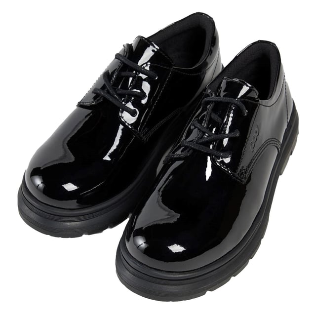 IRENE ist mit einem klassischen Schnürverschluss und einer auffälligen profilierten Gummisohle ausgestattet - für einen schick-legeren Schuh, der absolut modern ist. Zurück zum Lernen, ins Büro oder unterwegs - hier ist Ihr neuer Favorit. Die IRENE ist mit einer gepolsterten Kragenpartie für zusätzlichen Komfort ausgestattet.