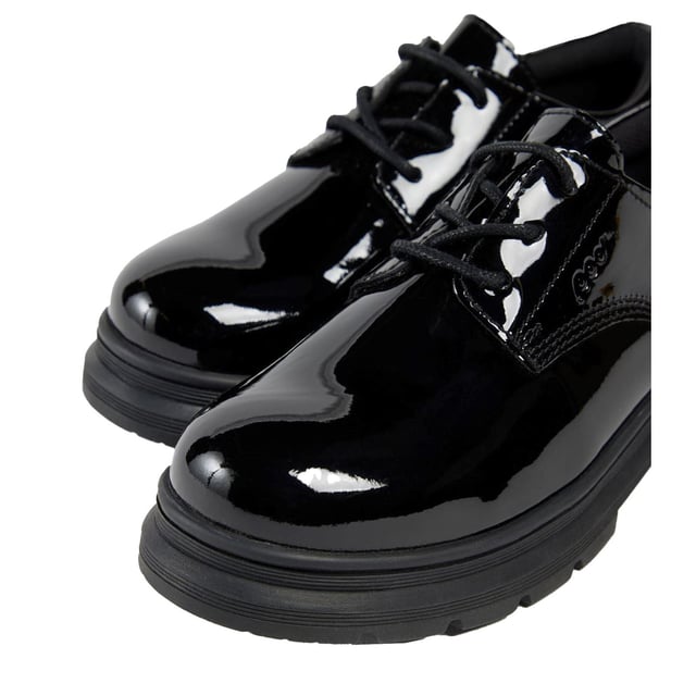 IRENE ist mit einem klassischen Schnürverschluss und einer auffälligen profilierten Gummisohle ausgestattet - für einen schick-legeren Schuh, der absolut modern ist. Zurück zum Lernen, ins Büro oder unterwegs - hier ist Ihr neuer Favorit. Die IRENE ist mit einer gepolsterten Kragenpartie für zusätzlichen Komfort ausgestattet.