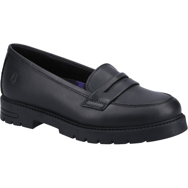 De Hazel Loafer maakt gemakkelijk aan en uit doen mogelijk en beschikt over ons unieke Custom Fit-systeem voor een stevige pasvorm. De gegroefde zool zorgt voor extra grip gedurende de hele schooldag. Afgewerkt met een laklaag voor die trendy uitstraling