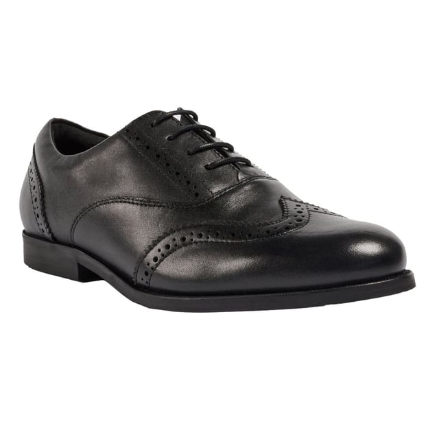 LEE is een eenvoudige derby-stijl met een blinde veter sluiting. Gedetailleerd met strakke perforatie en geschulpte randen, is dit paar jouw nieuwe favoriet voor werk, college of school. De buitenzool en toegevoegde padding zorgen voor extra comfort