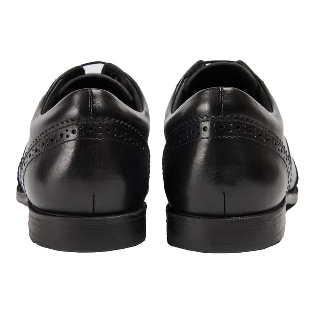 LEE is een eenvoudige derby-stijl met een blinde veter sluiting. Gedetailleerd met strakke perforatie en geschulpte randen, is dit paar jouw nieuwe favoriet voor werk, college of school. De buitenzool en toegevoegde padding zorgen voor extra comfort