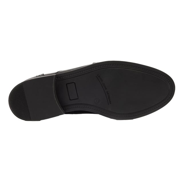 LEE is een eenvoudige derby-stijl met een blinde veter sluiting. Gedetailleerd met strakke perforatie en geschulpte randen, is dit paar jouw nieuwe favoriet voor werk, college of school. De buitenzool en toegevoegde padding zorgen voor extra comfort