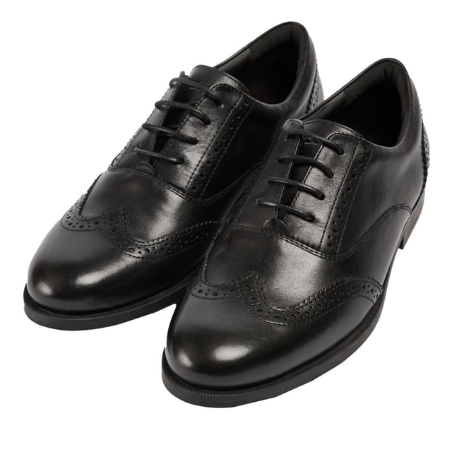 LEE is een eenvoudige derby-stijl met een blinde veter sluiting. Gedetailleerd met strakke perforatie en geschulpte randen, is dit paar jouw nieuwe favoriet voor werk, college of school. De buitenzool en toegevoegde padding zorgen voor extra comfort