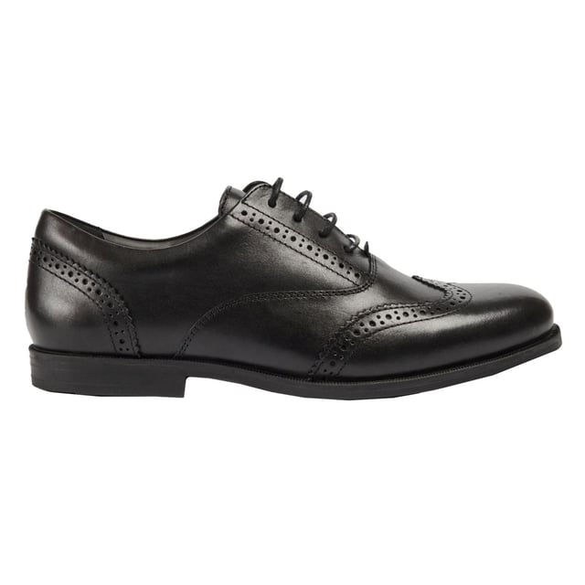 LEE is een eenvoudige derby-stijl met een blinde veter sluiting. Gedetailleerd met strakke perforatie en geschulpte randen, is dit paar jouw nieuwe favoriet voor werk, college of school. De buitenzool en toegevoegde padding zorgen voor extra comfort