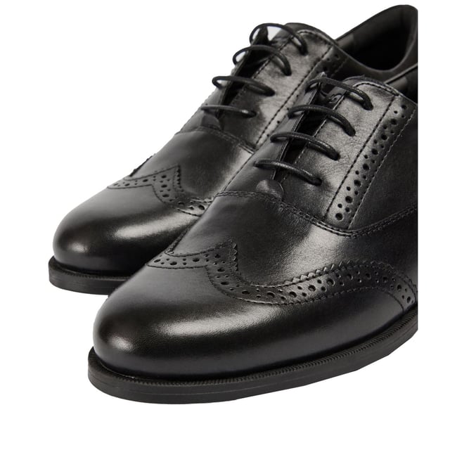LEE is een eenvoudige derby-stijl met een blinde veter sluiting. Gedetailleerd met strakke perforatie en geschulpte randen, is dit paar jouw nieuwe favoriet voor werk, college of school. De buitenzool en toegevoegde padding zorgen voor extra comfort