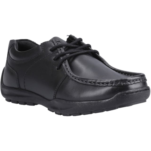 Met een kwalitatief leren bovenwerk heeft de Mackenzie School Shoe een verwijderbaar Bounce-voetbed en een zachte leren kraag voor de hele dag comfort, met vetersluiting voor een veilige pasvorm.