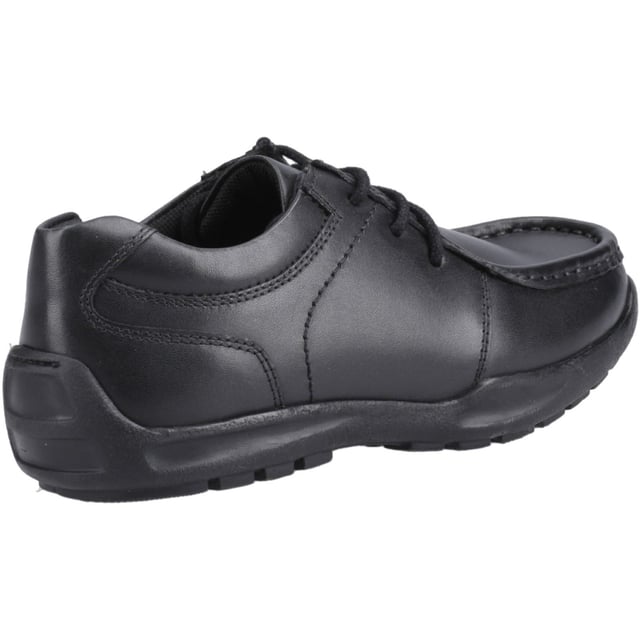 Met een kwalitatief leren bovenwerk heeft de Mackenzie School Shoe een verwijderbaar Bounce-voetbed en een zachte leren kraag voor de hele dag comfort, met vetersluiting voor een veilige pasvorm.