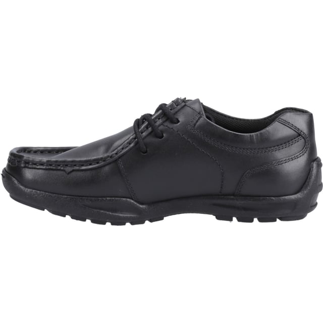Met een kwalitatief leren bovenwerk heeft de Mackenzie School Shoe een verwijderbaar Bounce-voetbed en een zachte leren kraag voor de hele dag comfort, met vetersluiting voor een veilige pasvorm.