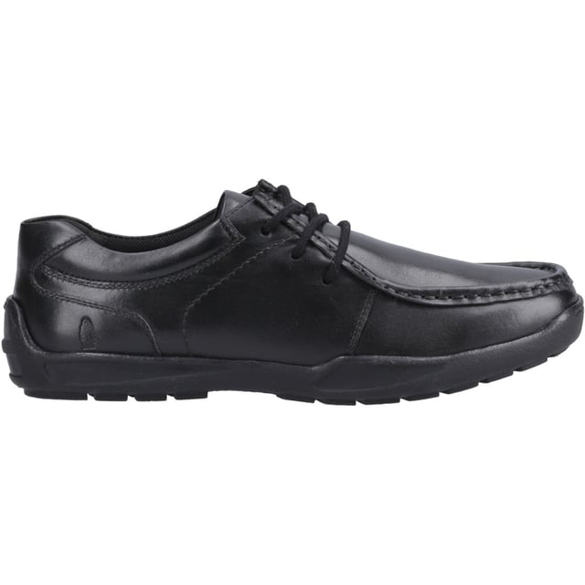 Met een kwalitatief leren bovenwerk heeft de Mackenzie School Shoe een verwijderbaar Bounce-voetbed en een zachte leren kraag voor de hele dag comfort, met vetersluiting voor een veilige pasvorm.
