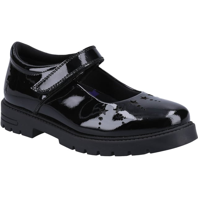 Klassischer Mary Jane Stil mit einem Twist. Sabrina bietet einen einfach zu schließenden Riemen für einen sicheren Halt und eine profilierte Sohle für zusätzlichen Halt. Perfekt abgerundet mit Sternenperforationen und Lackoptik für den angesagten Look.