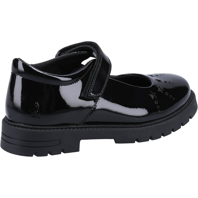 Klassischer Mary Jane Stil mit einem Twist. Sabrina bietet einen einfach zu schließenden Riemen für einen sicheren Halt und eine profilierte Sohle für zusätzlichen Halt. Perfekt abgerundet mit Sternenperforationen und Lackoptik für den angesagten Look.