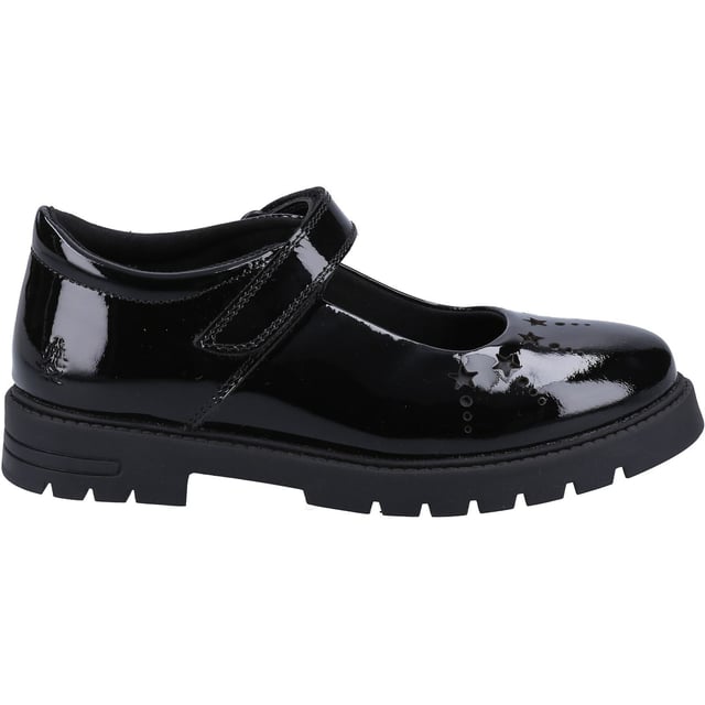 Klassischer Mary Jane Stil mit einem Twist. Sabrina bietet einen einfach zu schließenden Riemen für einen sicheren Halt und eine profilierte Sohle für zusätzlichen Halt. Perfekt abgerundet mit Sternenperforationen und Lackoptik für den angesagten Look.