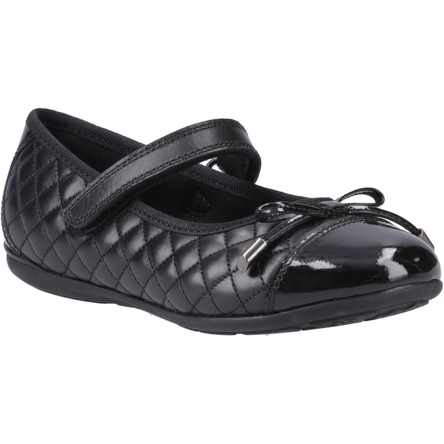 Een stijlvolle ballerina school schoen met een zacht leren bovenwerk, strikdetail, slijtvaste zool en gemakkelijke klittenbandsluiting