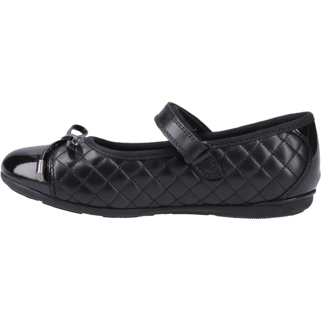 Een stijlvolle ballerina school schoen met een zacht leren bovenwerk, strikdetail, slijtvaste zool en gemakkelijke klittenbandsluiting