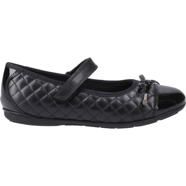 Een stijlvolle ballerina school schoen met een zacht leren bovenwerk, strikdetail, slijtvaste zool en gemakkelijke klittenbandsluiting