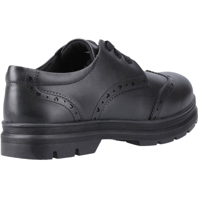 FIONA hat eine klassische Schnürung, kombiniert mit einer markanten profilierten Gummisohle und Brogue-Details. Ob zurück zum Lernen oder auf dem Weg ins Büro, diese vielseitige, leger-elegante Silhouette wird Ihr neuer Favorit. Abgerundet mit einem gepolsterten Kragen für zusätzlichen Komfort.