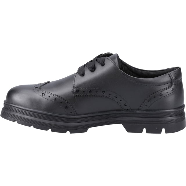 FIONA hat eine klassische Schnürung, kombiniert mit einer markanten profilierten Gummisohle und Brogue-Details. Ob zurück zum Lernen oder auf dem Weg ins Büro, diese vielseitige, leger-elegante Silhouette wird Ihr neuer Favorit. Abgerundet mit einem gepolsterten Kragen für zusätzlichen Komfort.