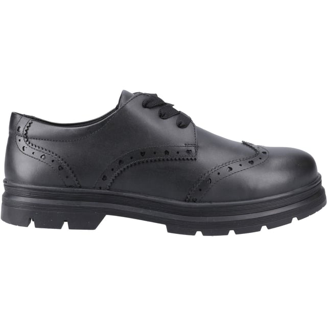 FIONA hat eine klassische Schnürung, kombiniert mit einer markanten profilierten Gummisohle und Brogue-Details. Ob zurück zum Lernen oder auf dem Weg ins Büro, diese vielseitige, leger-elegante Silhouette wird Ihr neuer Favorit. Abgerundet mit einem gepolsterten Kragen für zusätzlichen Komfort.