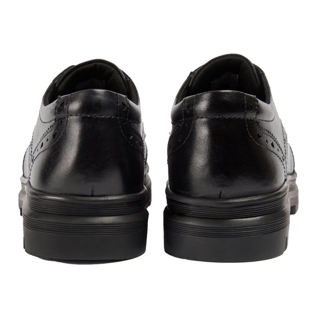 FIONA hat eine klassische Schnürung, kombiniert mit einer markanten profilierten Gummisohle und Brogue-Details. Ob zurück zum Lernen oder auf dem Weg ins Büro, diese vielseitige, leger-elegante Silhouette wird Ihr neuer Favorit. Abgerundet mit einem gepolsterten Kragen für zusätzlichen Komfort.