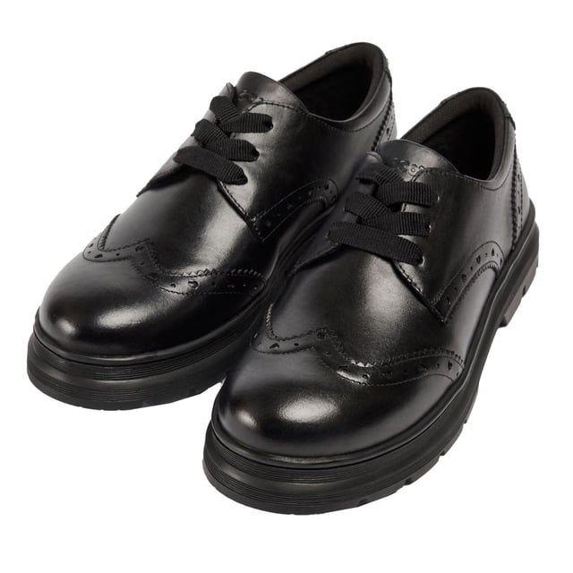 FIONA hat eine klassische Schnürung, kombiniert mit einer markanten profilierten Gummisohle und Brogue-Details. Ob zurück zum Lernen oder auf dem Weg ins Büro, diese vielseitige, leger-elegante Silhouette wird Ihr neuer Favorit. Abgerundet mit einem gepolsterten Kragen für zusätzlichen Komfort.