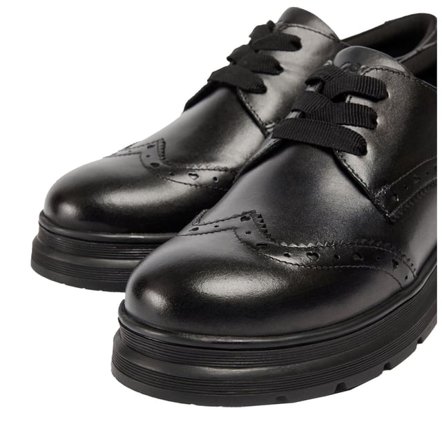FIONA hat eine klassische Schnürung, kombiniert mit einer markanten profilierten Gummisohle und Brogue-Details. Ob zurück zum Lernen oder auf dem Weg ins Büro, diese vielseitige, leger-elegante Silhouette wird Ihr neuer Favorit. Abgerundet mit einem gepolsterten Kragen für zusätzlichen Komfort.