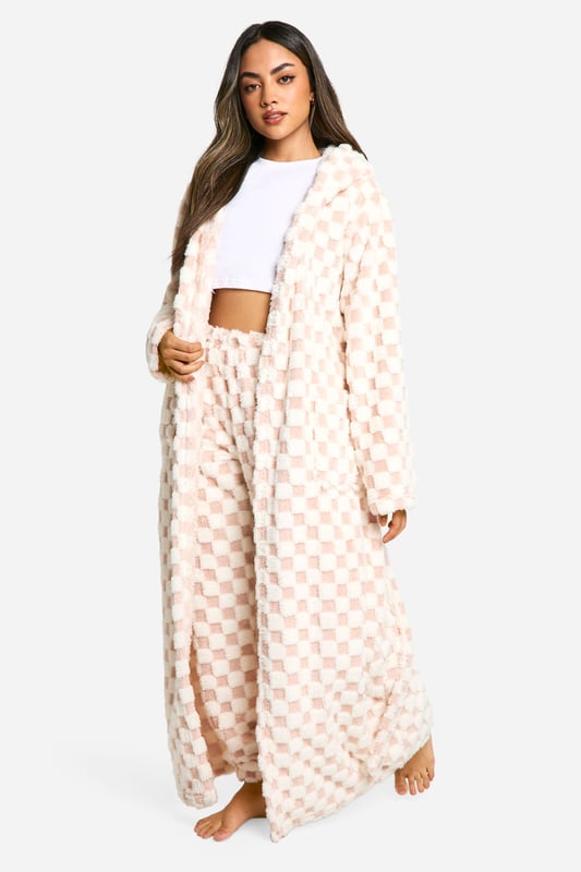 Maxi length fleece dressing gown for ultimate comfort
        Striking chequered pattern adds visual interest
        Long sleeves for extra warmth and cosiness
        Belted waist for a customisable fit
        Plush texture perfect for lounging and relaxation
    
    Wrap yourself in luxurious comfort with the Rosa Maxi Fleece Dressing Gown. This eye-catching piece features a bold chequered print that adds a touch of style to your loungewear collection. The maxi length design offers full coverage, making it ideal for lazy mornings or cosy evenings in. Style it over your favourite pyjamas or lounge set for a complete at-home look. The soft fleece fabric is perfect for snuggling up with a good book or binge-watching your latest TV obsession. With its versatile design, this dressing gown is also great for getting ready on chilly mornings or as a stylish cover-up after a relaxing bath. The belted waist allows you to adjust the fit to your liking, ensuring maximum comfort. Whether you're having a self-care day or hosting a laid-back brunch with friends, this Boohoo dressing gown is the perfect blend of comfort and style for the fashion-forward woman who values both cosiness and trend-setting looks.