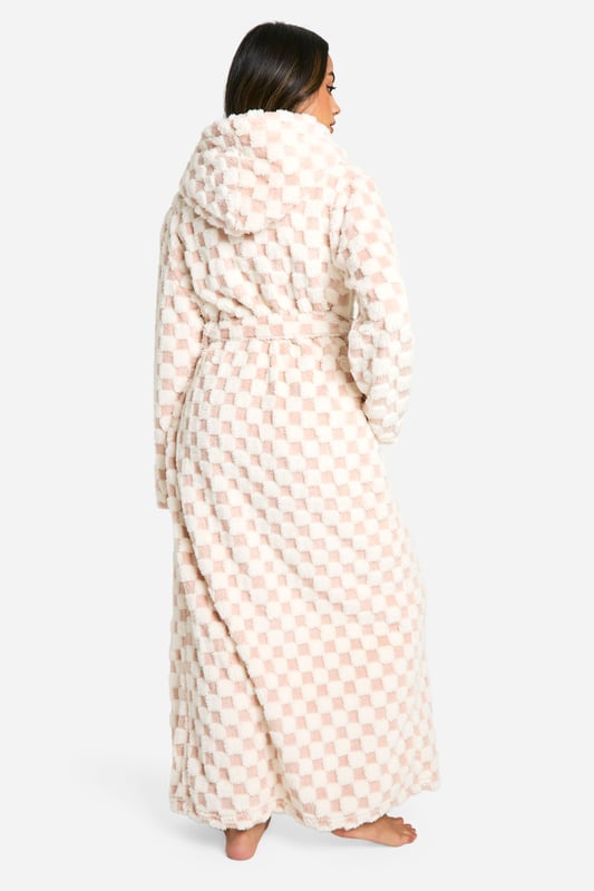 Maxi length fleece dressing gown for ultimate comfort
        Striking chequered pattern adds visual interest
        Long sleeves for extra warmth and cosiness
        Belted waist for a customisable fit
        Plush texture perfect for lounging and relaxation
    
    Wrap yourself in luxurious comfort with the Rosa Maxi Fleece Dressing Gown. This eye-catching piece features a bold chequered print that adds a touch of style to your loungewear collection. The maxi length design offers full coverage, making it ideal for lazy mornings or cosy evenings in. Style it over your favourite pyjamas or lounge set for a complete at-home look. The soft fleece fabric is perfect for snuggling up with a good book or binge-watching your latest TV obsession. With its versatile design, this dressing gown is also great for getting ready on chilly mornings or as a stylish cover-up after a relaxing bath. The belted waist allows you to adjust the fit to your liking, ensuring maximum comfort. Whether you're having a self-care day or hosting a laid-back brunch with friends, this Boohoo dressing gown is the perfect blend of comfort and style for the fashion-forward woman who values both cosiness and trend-setting looks.