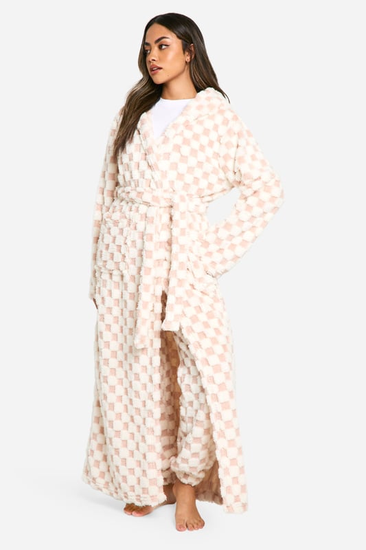 Maxi length fleece dressing gown for ultimate comfort
        Striking chequered pattern adds visual interest
        Long sleeves for extra warmth and cosiness
        Belted waist for a customisable fit
        Plush texture perfect for lounging and relaxation
    
    Wrap yourself in luxurious comfort with the Rosa Maxi Fleece Dressing Gown. This eye-catching piece features a bold chequered print that adds a touch of style to your loungewear collection. The maxi length design offers full coverage, making it ideal for lazy mornings or cosy evenings in. Style it over your favourite pyjamas or lounge set for a complete at-home look. The soft fleece fabric is perfect for snuggling up with a good book or binge-watching your latest TV obsession. With its versatile design, this dressing gown is also great for getting ready on chilly mornings or as a stylish cover-up after a relaxing bath. The belted waist allows you to adjust the fit to your liking, ensuring maximum comfort. Whether you're having a self-care day or hosting a laid-back brunch with friends, this Boohoo dressing gown is the perfect blend of comfort and style for the fashion-forward woman who values both cosiness and trend-setting looks.